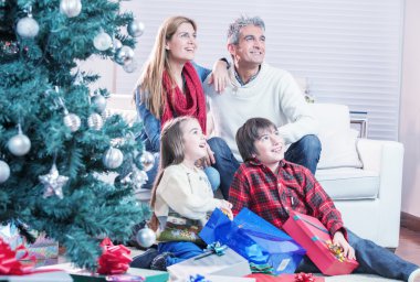 Aile gelmesini Noel Baba chrismas ağacının yakınında