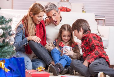Noel aile sahne. Ebeveynler ve b ile kızı açılış hediye