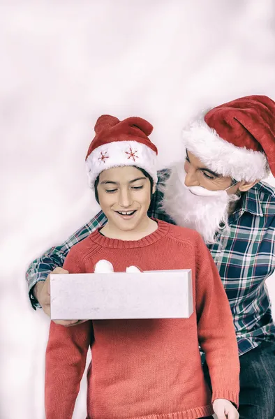 Der überraschte Sohn bekam von seinem Vater ein Weihnachtsgeschenk. glücklich fa — Stockfoto