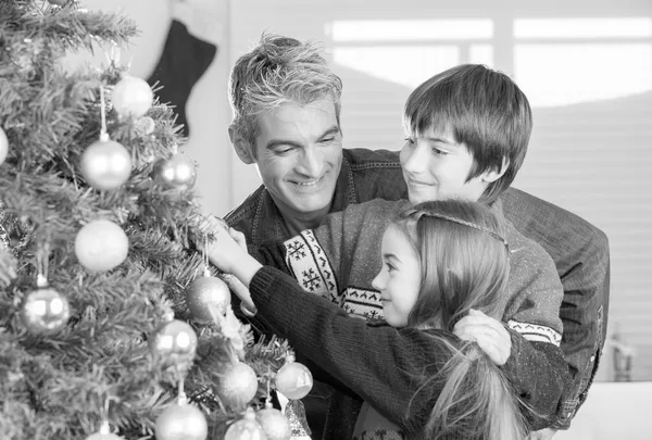 Vater mit Sohn und Tochter schmücken Weihnachtsbaum. Familie c — Stockfoto