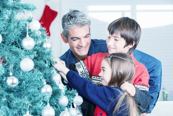 Vater mit Sohn und Tochter schmücken Weihnachtsbaum. Familie c — Stockfoto