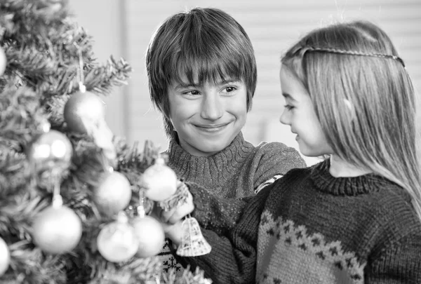 Brother and sister enjoying Christmas under the classic tree at — Stock Photo, Image