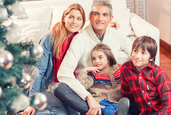 Gelukkig familie genieten van kerstboom — Stockfoto