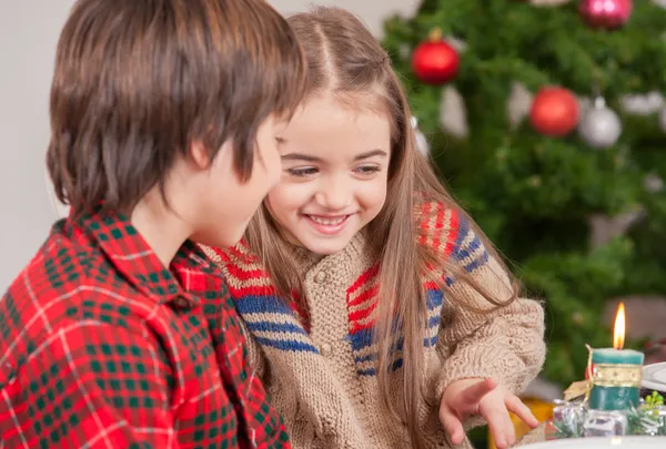 Familienkinder genießen Weihnachten — Stockfoto
