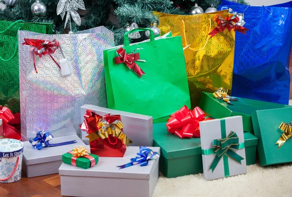 Árbol de Navidad con regalos coloridos —  Fotos de Stock