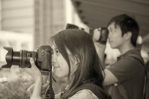 Sorrindo fotógrafos asiáticos — Fotografia de Stock