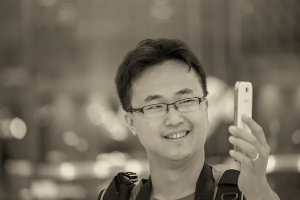 Aziatische man die een selfie — Stockfoto