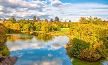 Central Park yaprakları ve yansımaları sonbaharda, New York 'ta