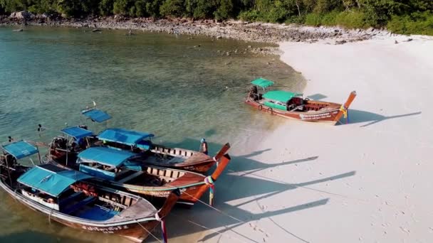 PHI PHI DON, THAILANDIA - 24 DICEMBRE 2019: Barche a coda lunga al tramonto a Loh Lana Bay Beach — Video Stock