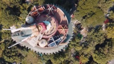 NAKHON PATHOM, THAILAND 15 ARALIK 2019 Amphoe Sam Phran 'daki Budist Tapınağı Wat Samphran Dragon Temple' ın inanılmaz hava manzarası