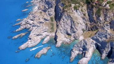 Güzel güney İtalya kıyı şeridinin aşağı doğru manzarası. Capo Vaticano, Calabria. Yaz mevsiminde İHA 'dan genel panorama