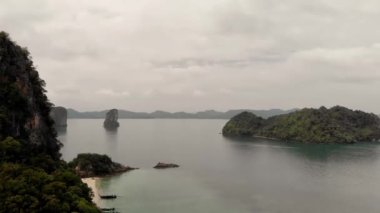Tayland takımadaları, hava manzarası. Krabi eyaletindeki güzel adalar İHA 'dan görüldüğü gibi