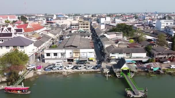 Fantastisk flygbild över Maeklong stadsbild med flod-och järnvägsmarknaden, Thailand — Stockvideo