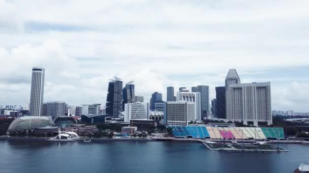 SINGAPORE - JANUARY 2ND, 2020: Marina Körfezi bölgesi ve yüksek gökdelenleri ile şehir silüeti — Stok video