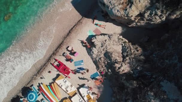 Schöne Luftaufnahme des Strandes von Sansone, Insel Elba. Zeitlupe — Stockvideo