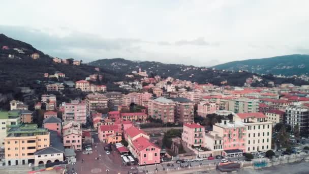 Chiavari, Liguria, İtalyan sahil şeridi. Sonbaharda şehir manzarasının hava görüntüsü — Stok video