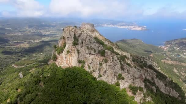 Ilha Elba, Itália. Vista aérea incrível de drone de montanhas e paisagem — Vídeo de Stock