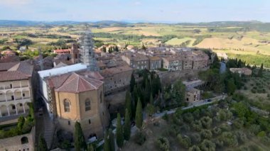 Pienza, Toskana. Ünlü ortaçağ kasabasının günbatımında hava manzarası