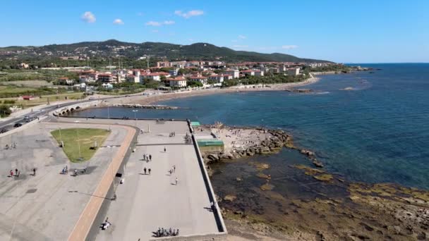Atemberaubende Luftaufnahme der Küste von Livorno, Toskana. Zeitlupe — Stockvideo