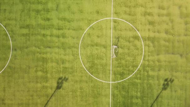 Vista aérea de un campo de fútbol vacío. Overhead hacia abajo imágenes 4K — Vídeo de stock