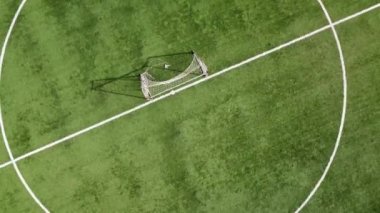 Boş bir futbol sahasının havadan görünüşü. Yukarıdan aşağıya 4K görüntüsü