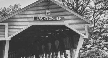 JACKSON, NH - Ekim 2015: Jackson 'da ahşap kaplı köprü, yeşillik mevsimi