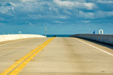 Florida 'da güneşli bir günde Denizaşırı Otoyol' da köprü