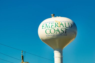 EMERALD Kıyı, FL - 13 Şubat 2016: Güneşli bir günde Zümrüt Sahil giriş tabelası
