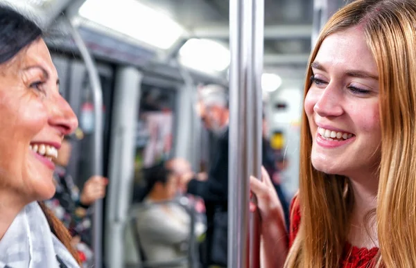 地下鉄の電車で話している幸せな女友達のカップル — ストック写真