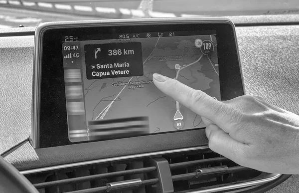 Arabada Gps Navigasyon Sistemi Kullanan Bir Kadın Eli Nin Yakın — Stok fotoğraf