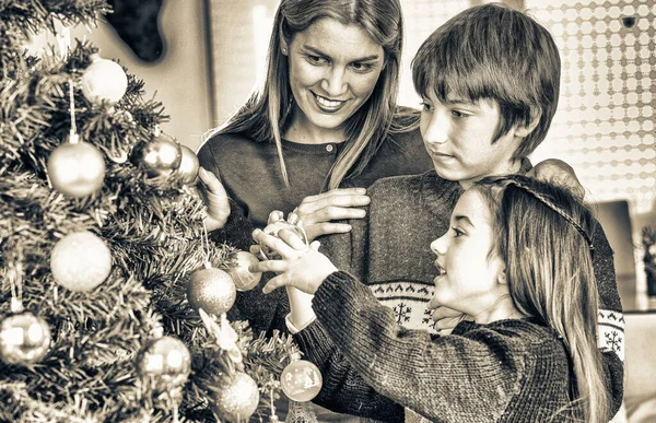 Madre Con Hijos Celebrando Navidad Casa — Foto de Stock