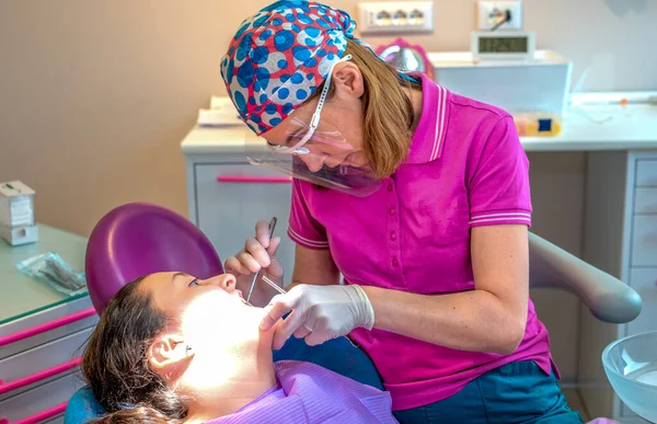 Dentystka Sprzątanie Badanie Zębów Młodej Dziewczyny — Zdjęcie stockowe