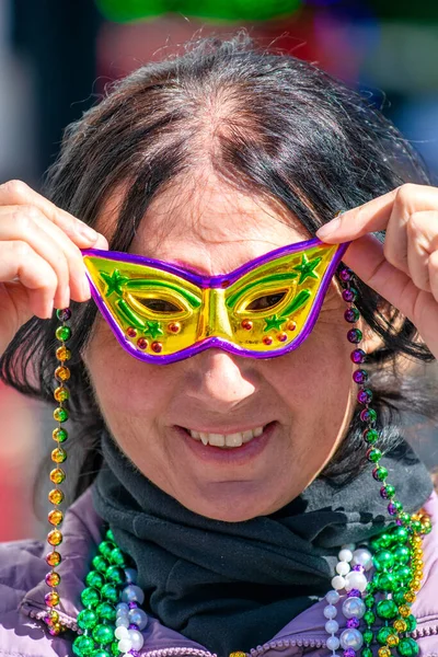 Feliz Mujer Sonriente Con Cuentas Máscara Mardi Gras Carnival Parade — Foto de Stock