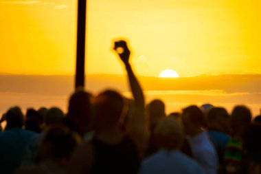 İnsanlar Key West 'teki Mallory Meydanı' nda gün batımının fotoğraflarını çekiyor.