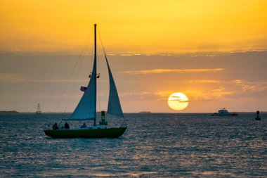 Gün batımında yelkenli siluetleri harika okyanus günbatımına karşı