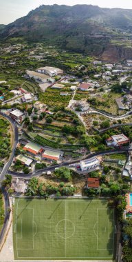 İtalya 'da güneşli bir günde Ischia' nın dikey panoramik hava manzarası