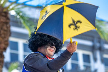 NEW ORLEANS, LA - 9 Şubat 2016: Maskeliler Mardi Gras 'daki New Orleans Fransız Mahallesi' nde geçit töreni yapıyorlar. Şehrin her yıl düzenlediği en büyük kutlama.