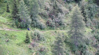 Güzel bir dağ manzarası boyunca aile gezisi, anne ve kız..