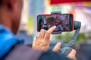 Adam elleri akıllı telefonlara dokunuyor sokak sahneleri, şehir ziyareti konsepti