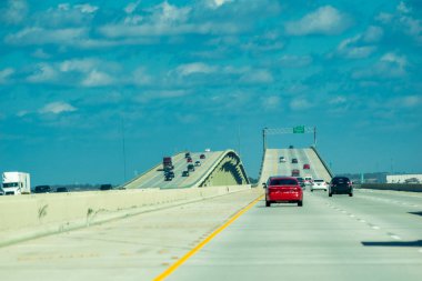 Güneşli bir günde Louisiana otoyolu boyunca araba trafiği