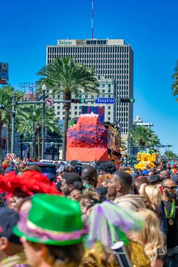 NEW ORLEANS, LA - 9 Şubat 2016: Yerel halk ve turistler güneşli bir günde Bourbon Caddesi boyunca karnaval geçitinin tadını çıkarıyorlar. Şehrin her yıl düzenlediği en büyük kutlama.