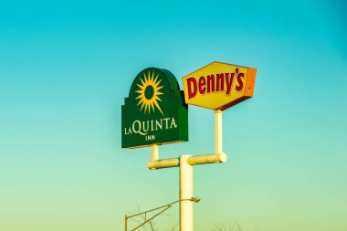 NEW ORLEANS, LA - 10 Şubat 2016: La Quinta Inn ve Denny 'nin mavi gökyüzüne karşı yol tabelaları