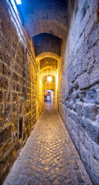 Orvieto 'da gece Dar Sokak, Orta İtalya' da küçük bir ortaçağ kasabası
