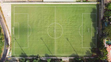 Boş bir futbol sahasının havadan görünüşü. Yukarıdan aşağıya 4K görüntüsü.