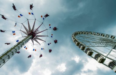 Bulutlu gökyüzüne karşı eğlence parkı.
