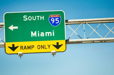 Miami 'nin güney istikameti, I-95 yolunda yol tabelası.