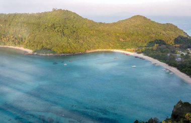 Phi Phi Don, Tayland. Gün batımında insansız hava aracından ünlü Nui Sahili 'nin havadan görüntüsü.