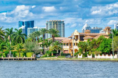 Fort Lauderdale kanalları ve şehir silüeti güneşli bir günde, Florida