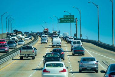 Günbatımında New Orleans 'a doğru yoğun trafik var, Louisiana