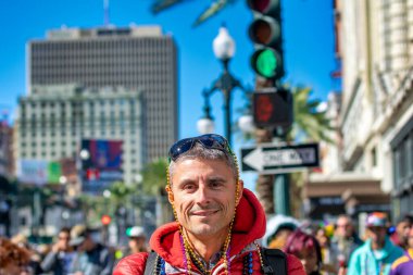 Mardi Gras Karnaval Geçidi, New Orleans 'ta boncuk takan mutlu adam.